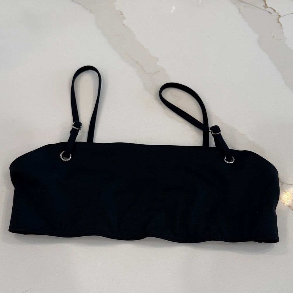 ALO Yoga thrill seeker grommet detail thin Adjustable Straps sports bra.